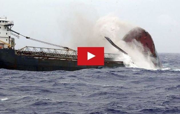 VIDEO - un cargo vraquier se brise en deux et sombre