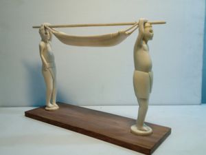  Restauration d'une petite sculpture porteurs en ivoire avec lacune à gauche de la tête, création support en bois précieux
