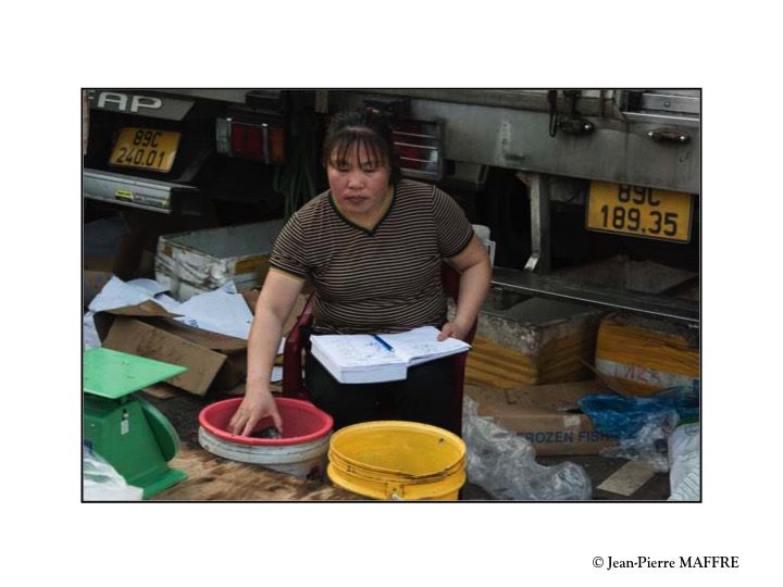 La ville de Hanoï regorge de marchés. Souvent difficile à repérer, ils sont parfois imposants et célèbres mais aussi cachés au fond de ruelles.