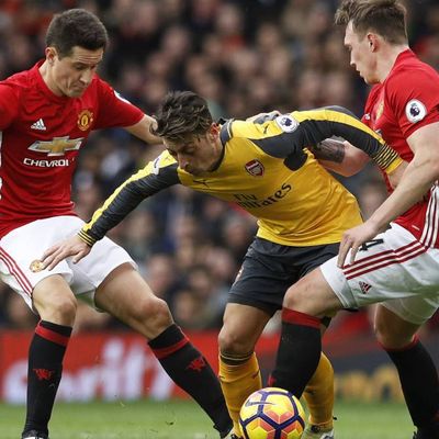 Giroud rescata un empate en Old Trafford 