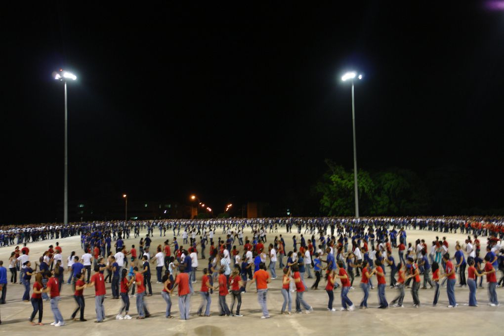 Imágenes de la Rueda de Casino Más Grande del Mundo en la Plaza Niemeyer de la UCI, Cuba, en homenaje a los 5 Héroes Prisioneros en el EEUU.