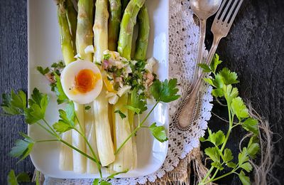 Asperges vertes, vinaigrette à l'asiatique et oeufs mimosas