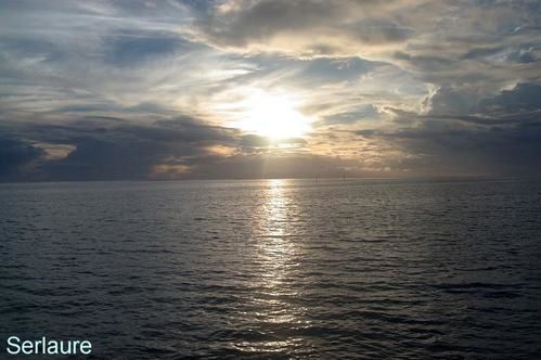 <strong>C'est un petit tour de l'&icirc;le.On arrive par le quai des ferries si on prend&nbsp;la route par la&nbsp;droite,on passe pr&egrave;s de l'hotel Softel Ia Ora et ses bungalows sem&eacute;s dans le lagon.<br />En prenant la route vers la gauche,on suit une bande de sable blond.<br />Le premier motu,le motu Ahi,celui de la pointe d'Afareaitu avant d'atteindre la baie d'Atiha.<br />On s'amuse devant le Tiki du restaurant Pa&icirc;napo qui veut dire ananas.L'&icirc;le de Moorea est sp&eacut