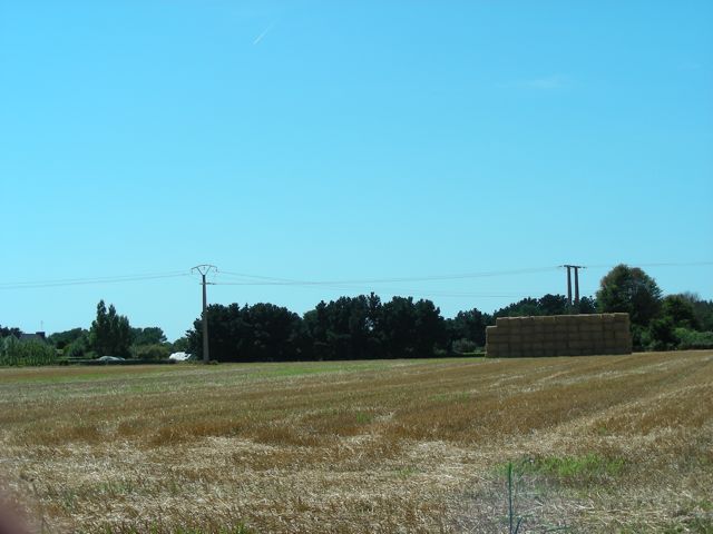 Les campagnes évoluent avec la modernisation de l'agriculture, le développement du tourisme et le tropisme (l'attirance) vers les littoraux : La Bretagne témoigne de ces évolutions. Les photos sont prise en 2007 dans le Finistère.