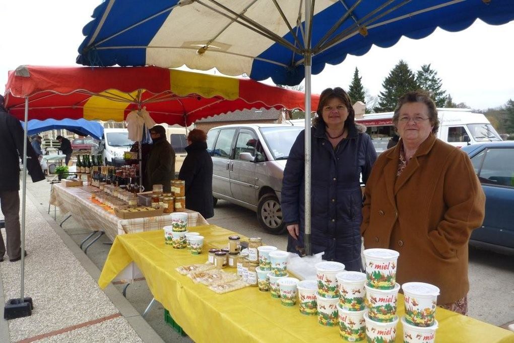 Le marché campagnard de Combles a lieu le 1er dimanche de chaque mois, le président est Mr Jean-Marie Flory.
C'est l'occasion, en venant acheter les produits de notre terroir, de se rencontrer et de discuter.