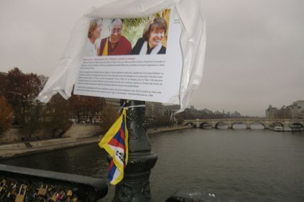 HOMMAGE A DANIELLE MITTERAND SUR LE PONT DES ARTS  (24/11/2011)