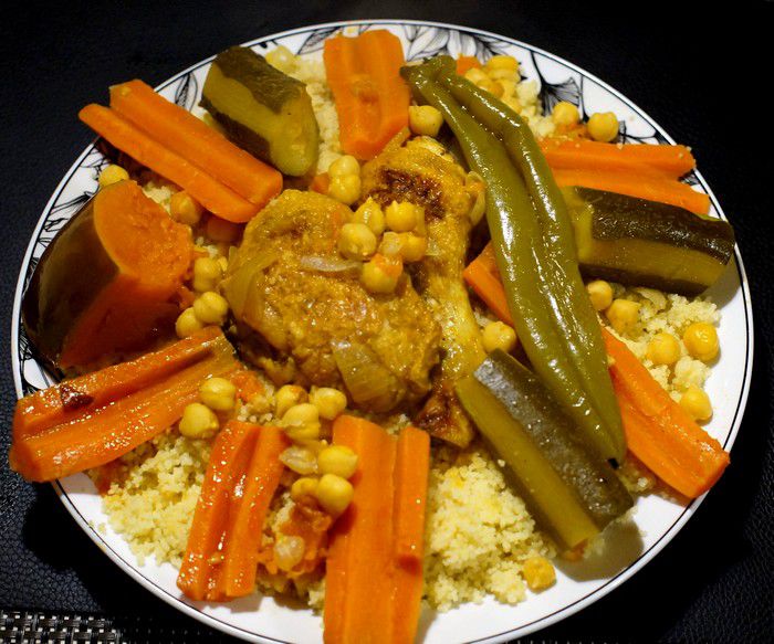Assiette de couscous marocain poulet et légumes.