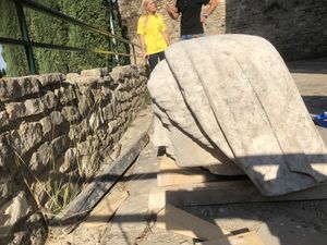 Démontage de la statue de la vierge à l'enfant à Laudun-l'Ardoise