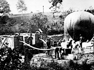 gonflage du ballon intrepid durant la bataille de Fair Oaks (Library of Congress), a droite les troupes fédérales établissent un pont de fortune sur la chickahominy en crue (Library of Congress).