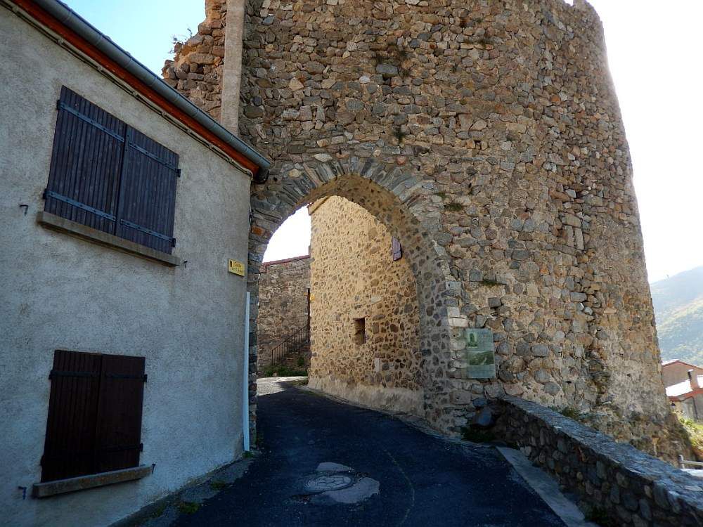 MOSSET forteresse médiévale dominant fièrement la vallée
