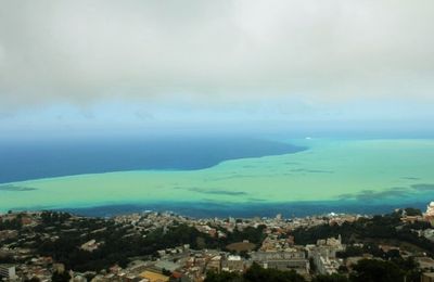 Coloration étrange de l’eau de mer à Alger