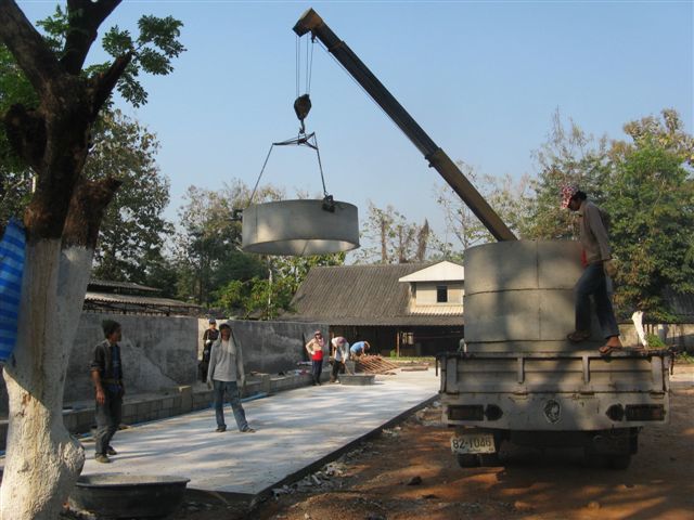 We put the bottom of the Water Mixing tanks - next week it will be levetated by 4 meter 50.
Then we will take care of the metal portico...