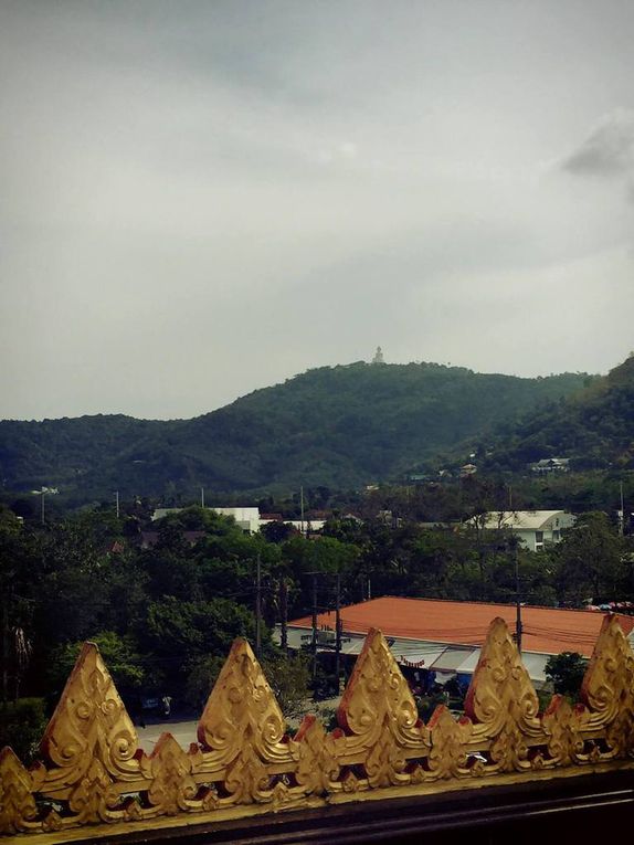 Pour se rendre au Big Buddha, la route est très raide et nous avons bien cru devoir pousser le scooter sur certains passages (c'est là qu'on se rend compte que le Fried Rice et les Noodles c'est pas super diététique après 2 mois à en manger!). Nous y sommes quand même arrivés sans soucis. Le lieu était en rénovation mais cela n'enlève rien à son charme avec cet imposant Bouddha blanc prônant au sommet ! 