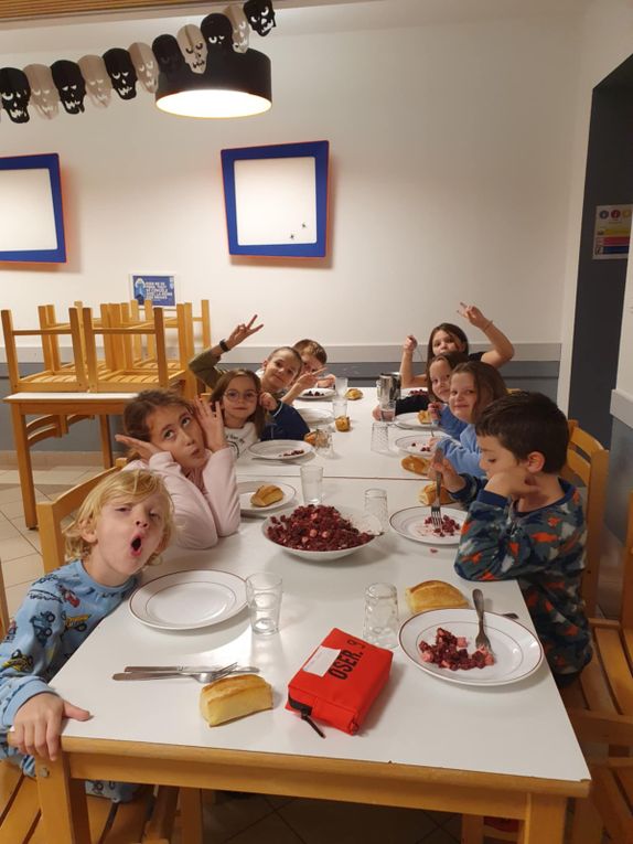 Après un accueil très sympathique, l'installation des chambres et une après-midi pêche à l'épouisette, les enfants ont profité d'une veillée conte. La première nuit a été paisible et ce matin après un petit déjeuner copieux les enfants sont partis à la pêche à la ligne. Belle journée à tous.