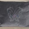 Coussin en velours gris décor "Papillon" en strass mats.