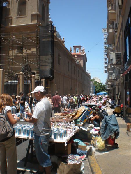 Buenos Aires : un peu Paris, un peu l'Italie, le tout dans la lumière, l'effervescence et la démesure sudaméricaines. De San Telmo à La Boca, de Puerto Madero à La Recoleta... sur un rythme de "dos por cuatro", "La Reina de la Plata" offre sa po