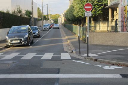 Des cyclistes peuvent être gênés par des ruptures d'itinéraires (Blois rue d'Auvergne). 