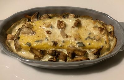 Polenta aux courgettes et champignons gratinée au roquefort