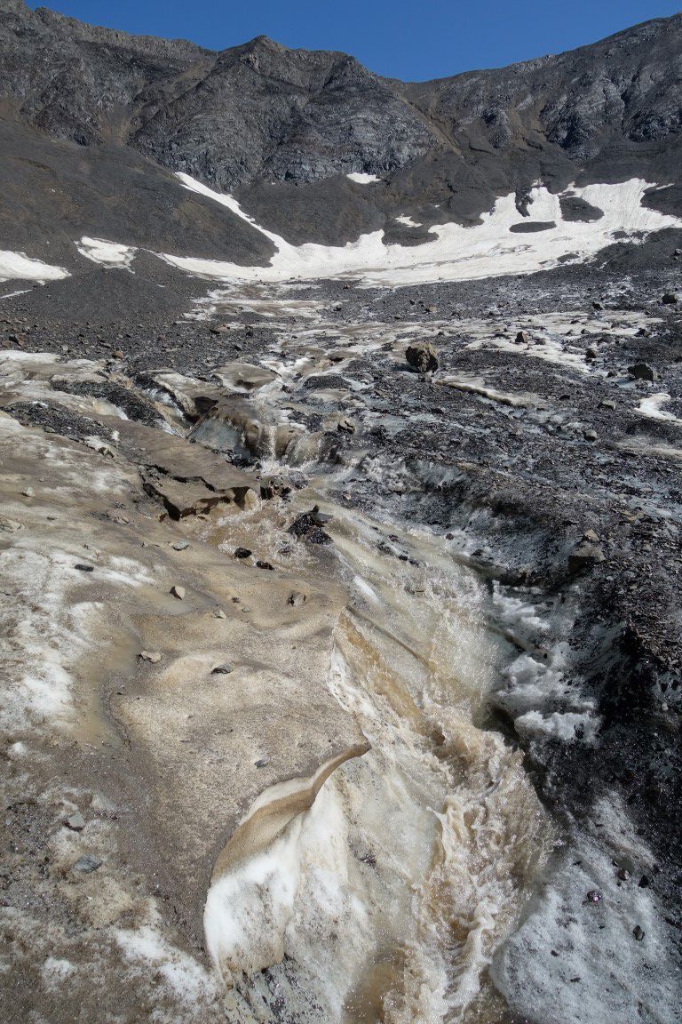 sur les glaciers ouest de Chaukhi, en passe de devenir un glacier noir, et la riche et belle géologie locale