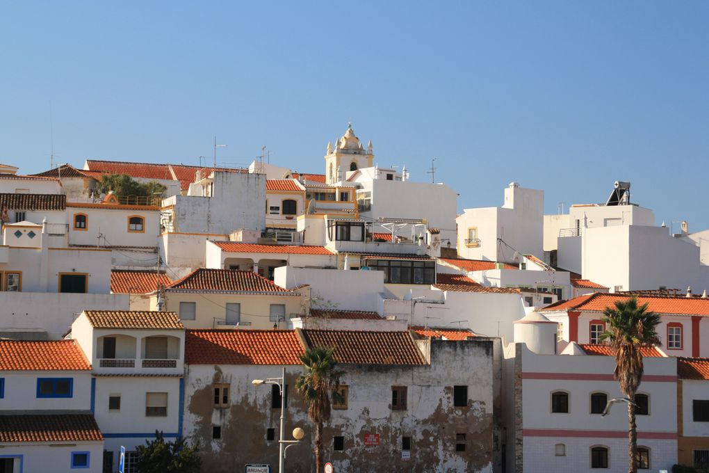 admirable villages à l'est et côte formidable à l'ouest