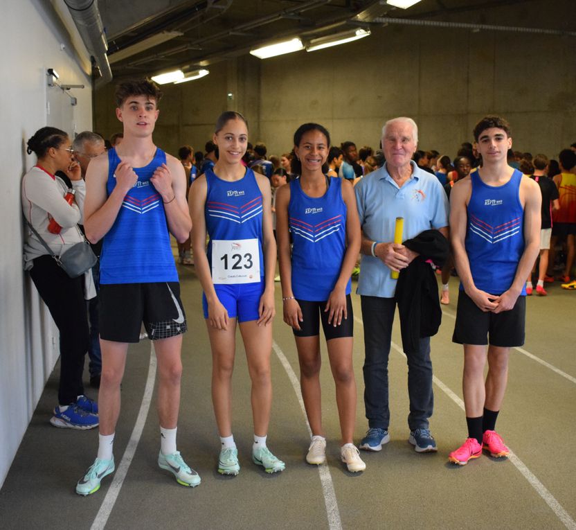 Relais mixte 4x200m minimes de l'ASPTT : Jean-Claude FERRON préparant l'équipe ; Yannis LE RUYET, Lily-Rose CARANTA, Anaïs BIGOUNDOU, Jacky CHARPENTIER et Loris CARRARA.