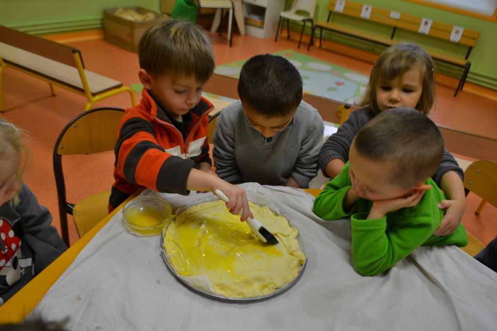 Trop drôle : on a peint les galettes avec du jaune d'oeuf !! et on a fait des traces sans appuyer avec une fourchette !