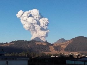 Santiaguito - 04.11.2016 - progression du panache explosif - photos respectivement de Leonel Boni Bacho Alvarado & Edgar Giovanni Ajanel / Clima Guatemala