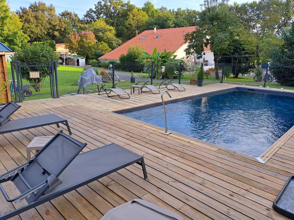 Piscine de 9m par 4m avec 1,50m de profondeur et son petit bain. Terrasse de 70m2 avec SPA, transats et bains de soleil.