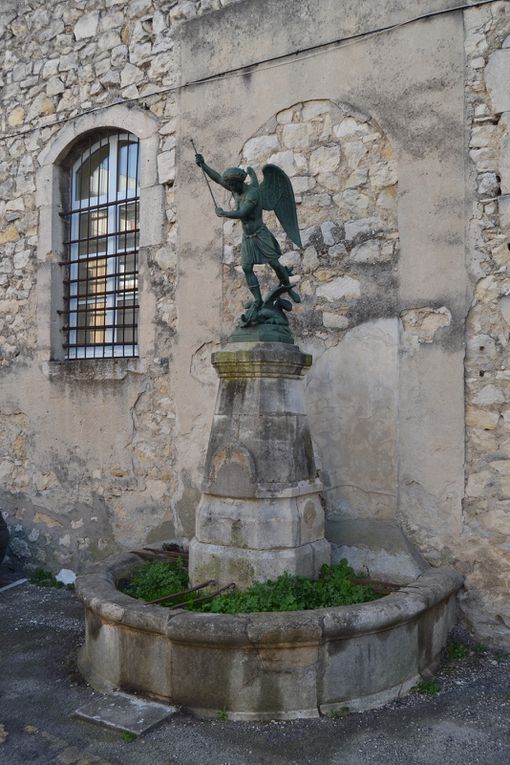 Cette oeuvre provient de la fonderie Ducel, créée en 1823, (à Pocé-sur-Cisse en Touraine) sera dirigée à partir de 1828 par trois générations de Ducel : Jacques, Jean-Jacques et Jacques-Gustave. Avec Calla et André (Le Val d'Osne) elle fait partie des précurseurs en matière d’édition en série d’œuvres d’art en fonte. La fonte d'ornement a été progressivement développée dès son achat par JJ-Ducel en 1828. Ses productions sont déjà remarquées à Paris vers 1830.