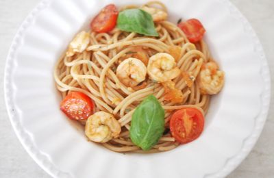 Spaghetti au blé complet, crevettes, tomates fraîches et basilic 