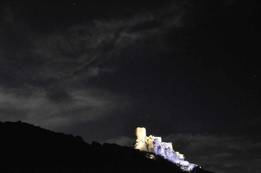 C'est le bonheur du soir, l'éclairage parfait du château côté parking avec les étoiles ou la lune, l'arrêt au parking c'est cadeau. (3 photos)
