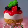 Bague Cheesecake miniature et coulis aux fruits rouges.