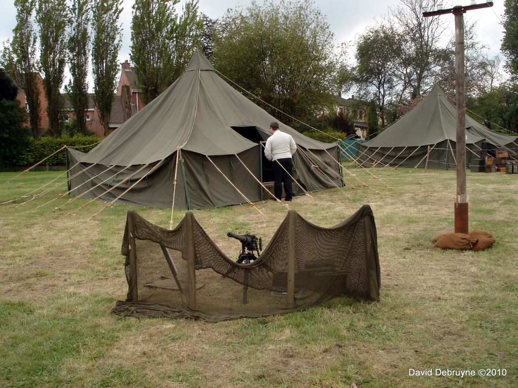 a l'occasions de la commémorations du 65éme anniversaire de l'armistice l'office de tourisme de Grande-Synthe a profiter de cette occasions pour organiser un défilé de véhicule militaire et un bivouac sur ma propositions pour célébrer le 65ém