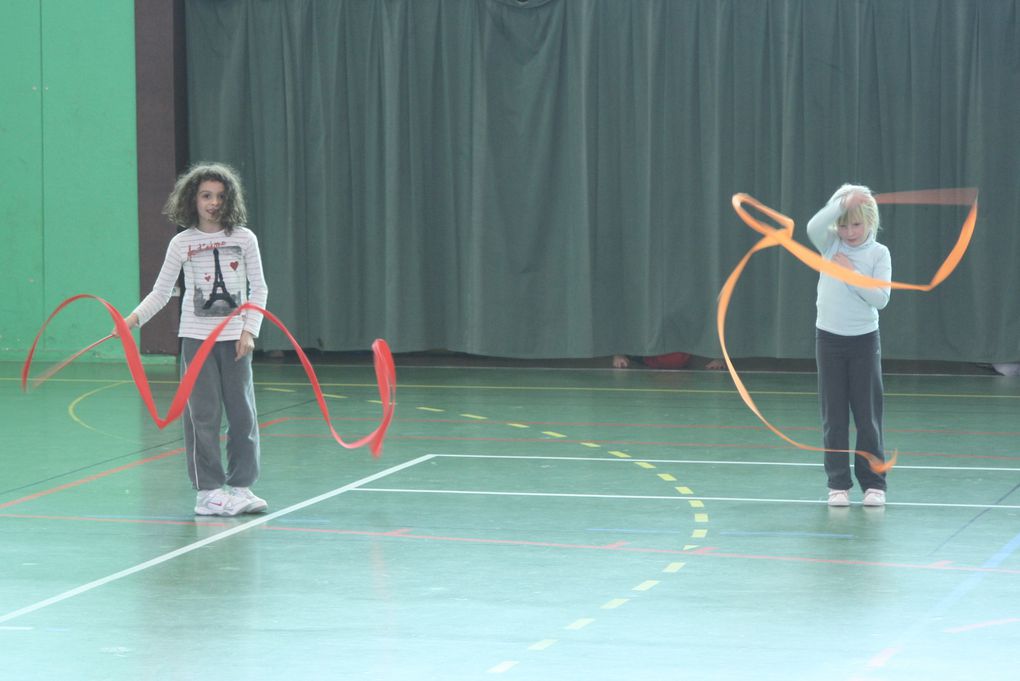 Photos des démonstrations de gym'acro et cirque présentées au parents à la fin du stage qui se déroulait à la Bourgonnière du 7 au 11 mars 2011.