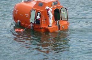 Récupération de la bouée sous surveillance du capitaine