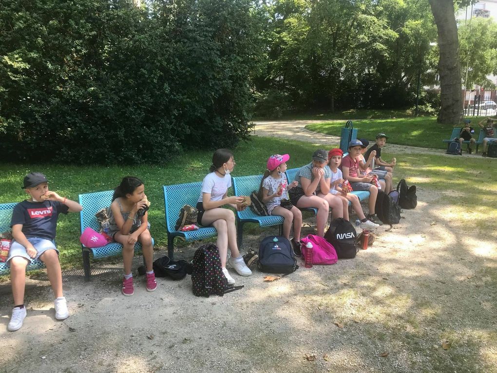 voyage Fismes-Reims en train, arrivée au CRAM Cercle Rémois d'Art Martiaux, rencontre du champîon du monde de FULL CONTACT qui les entraine pour la journée, échauffement, consignes et initiation; pique nique au parc de la Pâte d'oie retour au club puis visite de l'échoppe Magique rue de Vesle. Une journée bien remplie, pleine de souvenirs. Même de retour on refait une démonstration 