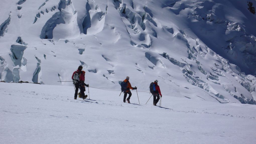Après un hiver 2010-2011 sans neige, le printemps maussade nous oblige (avec plaisir !) à prendre les skis pour traverser en 2 jours les crêtes du massif du Mont Rose...
