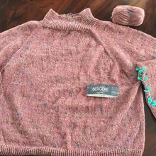 Pull tricoté de haut en bas: un modèle Drops, fil Bergère de France 