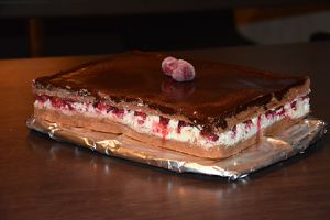 Génoise chocolat, ganache chocolat blanc, framboises