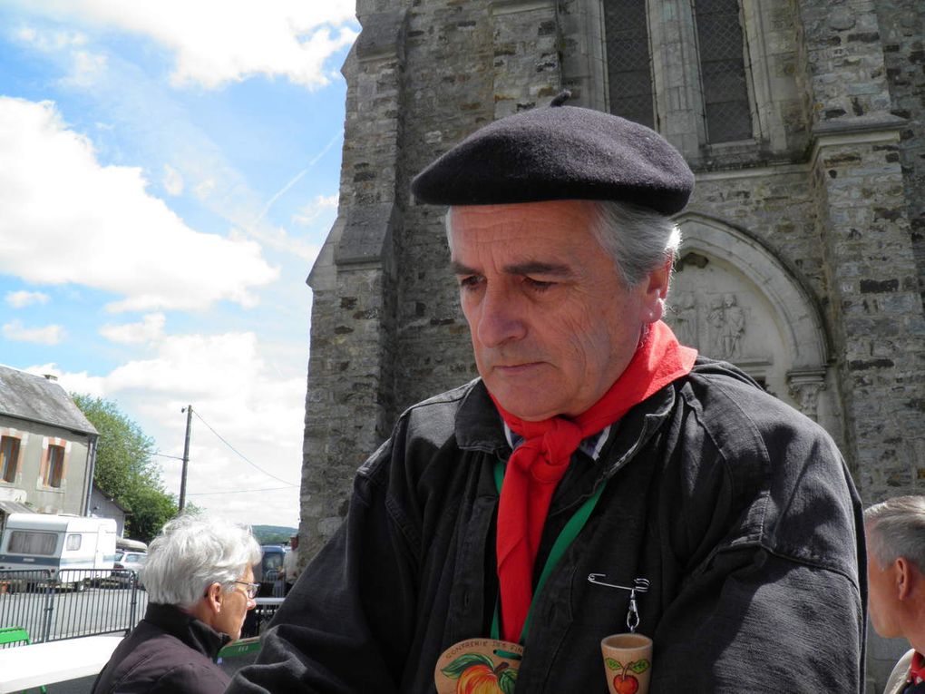 La Confrérie des Fins Goustiers assiste à la cérémonie d'inauguration des vitraux restaurés de l'église de Saint-Julien-des-Églantiers.