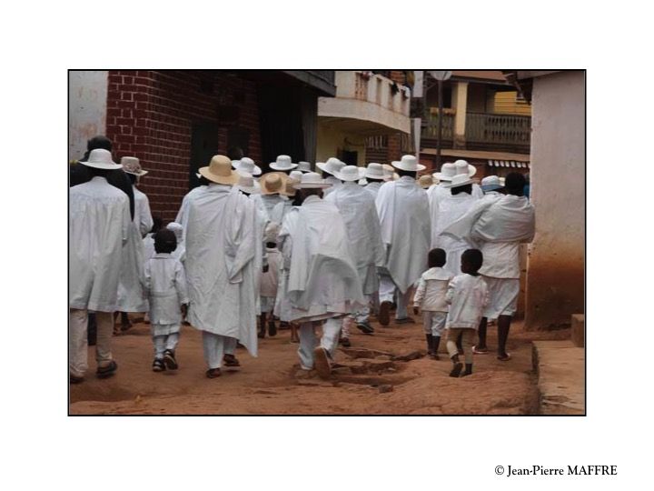 Le village de Soatanana abrite une communauté religieuse composée de fidèles qui ne s'habillent que de blanc.
