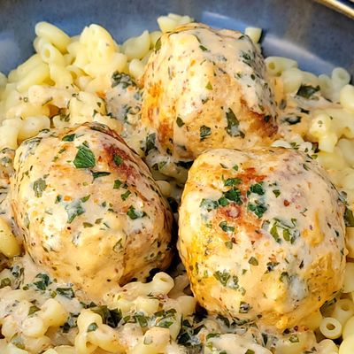 Boulettes de poulet à la crème et coquillettes