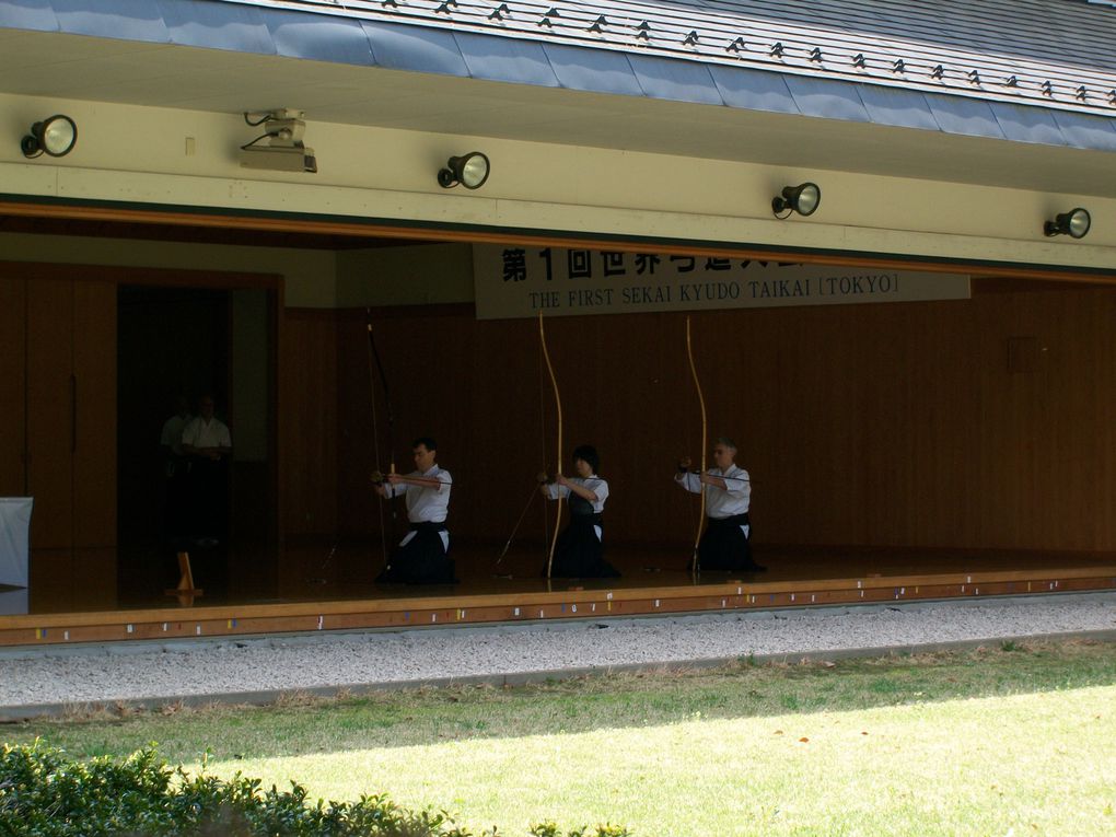 Cette compétition internationale de Kyudo (tir à l'arc japonais) avait lieu dans le dojo du jardin Yoyogi, où se trouve l'un des plus beaux temples shinto de Tokyo, le Meiji Jingu, qui est en photo au début de l'album.