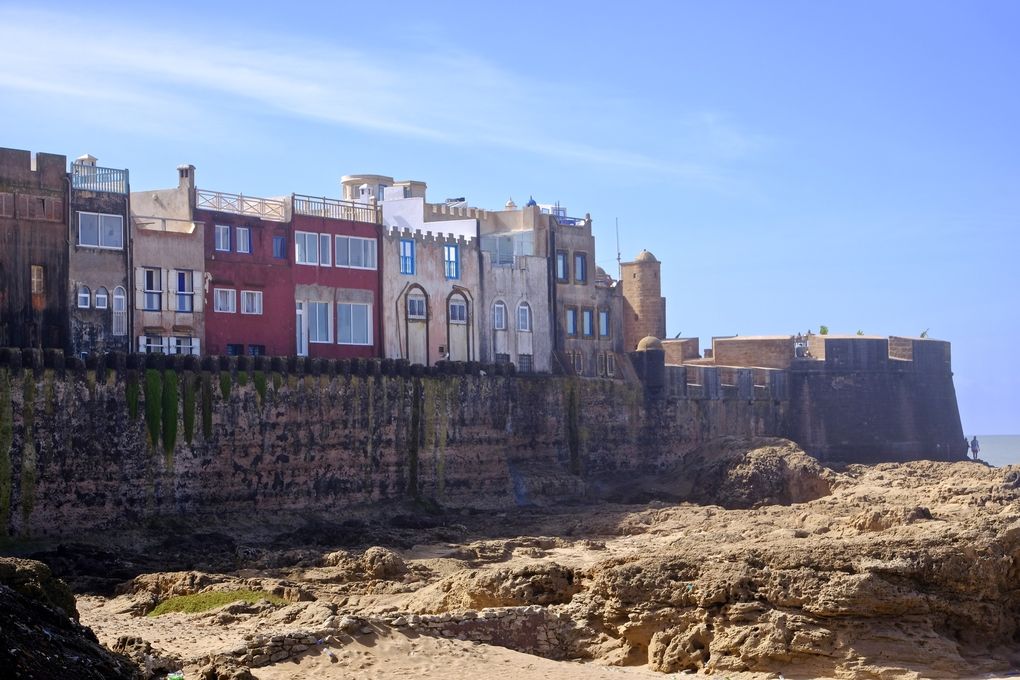 Il suffit de longer l'océan pour se laisser envouter par l'imposante masse de ces remparts....A marée basse, il faut absolument s'échapper derrière la ville et longer les rochers pour découvrir l'ambiance imposante et solennelle de ces grands monstres de pierre semblant narguer la mer et sa colère....Enfin ne loupez pas la merveilleuse lumière qui s'affale sur les remparts le soir au coucher du soleil et donne à la ville toute sa valeur spirituelle...