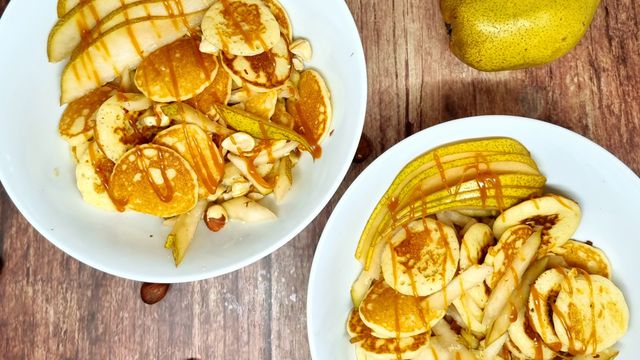 Mini-pancakes, poire, noisette et caramel beurre salé