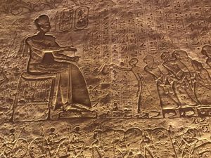 Sur les murs partout les grands exploits des guerriers de Ramses II , notamment la victoire de Quadesh contre les Hittites .  