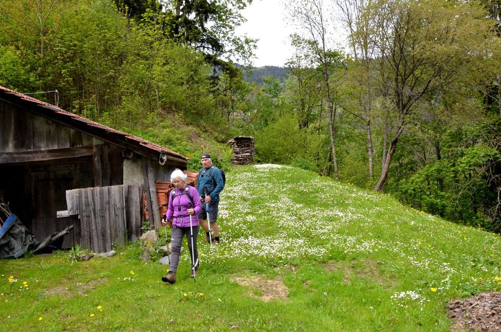 Premierjour : Le village de Bionnassay, sous l'aiguille de Bionnassay.