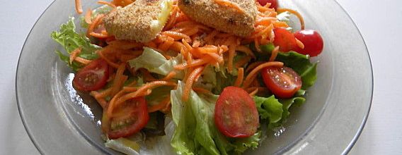 Salade de crudités avec vache qui rit panée