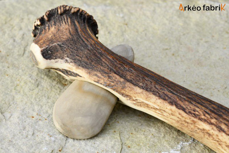 Hache polie emmanchée dans un grand tronçon de bois de cerf. Réalisé pour le Musée de Vire en Normandie d'après un modèle issu de leurs collections.