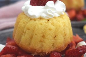 Baba au rhum sur son lit de fraises et sa chantilly maison